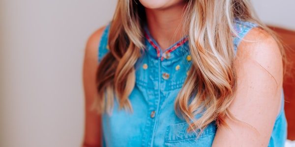 阿根廷国家队在2022年世界杯夺冠后庆祝的场面，梅西高举奖杯